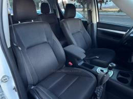 TOYOTA - HILUX - 2023/2024 - Branca - R$ 219.900,00