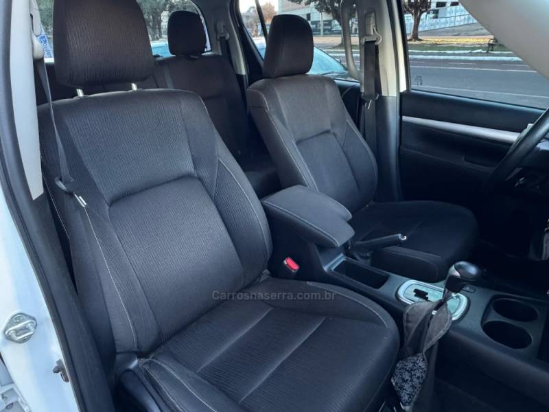 TOYOTA - HILUX - 2023/2024 - Branca - R$ 219.900,00