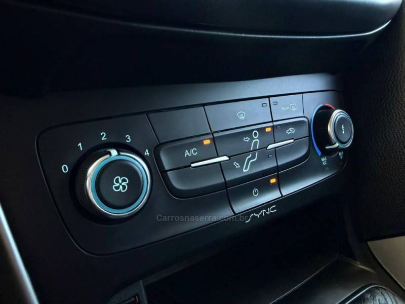 FORD - FOCUS - 2017/2018 - Branca - R$ 72.900,00