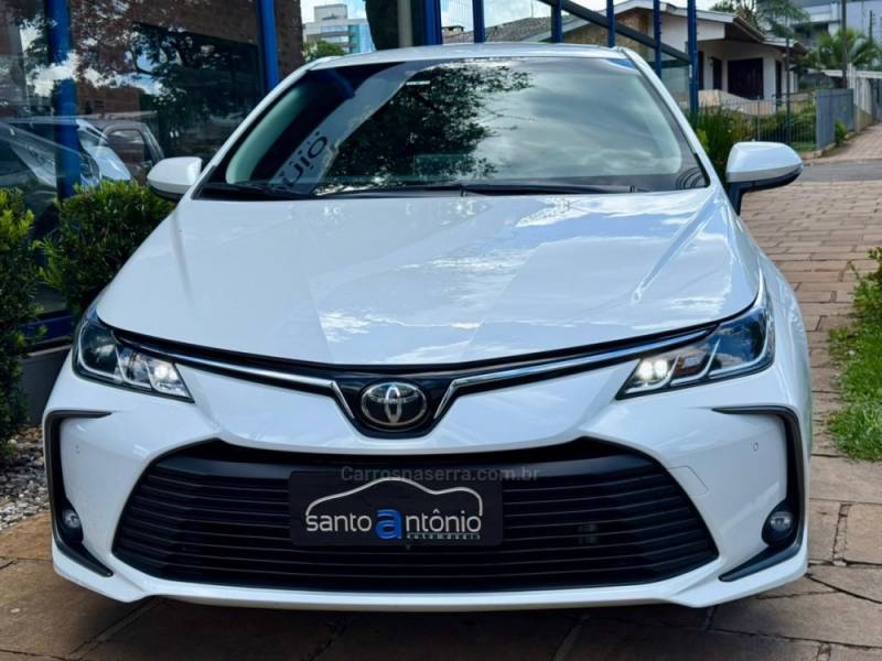 TOYOTA - COROLLA - 2022/2023 - Branca - R$ 132.900,00
