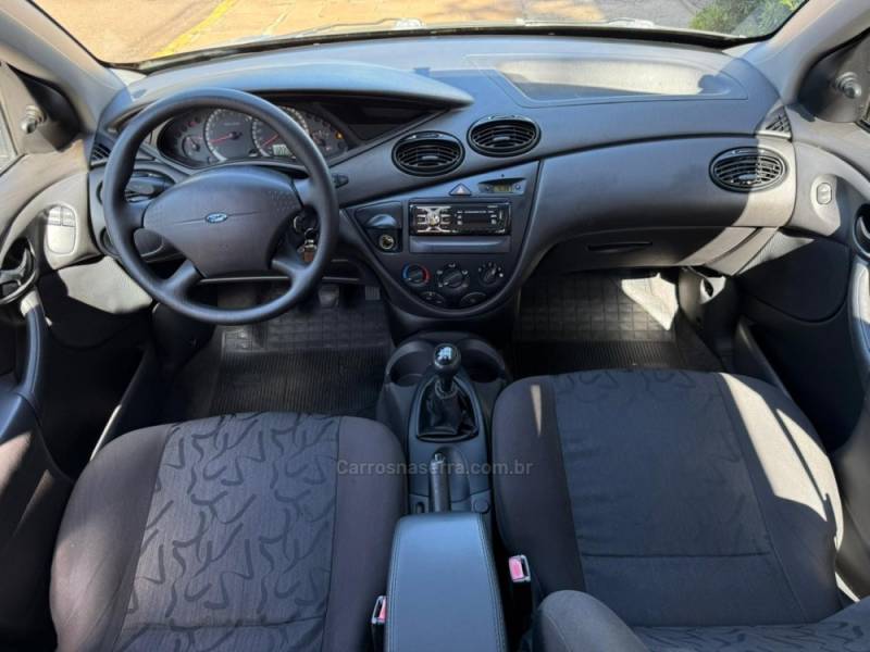 FORD - FOCUS - 2007/2008 - Prata - R$ 23.900,00