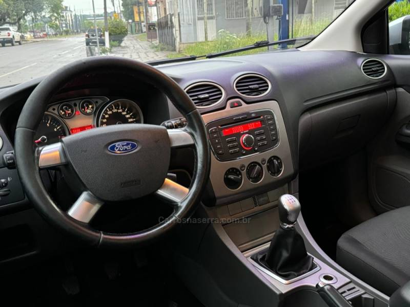 FORD - FOCUS - 2012/2013 - Prata - R$ 44.900,00