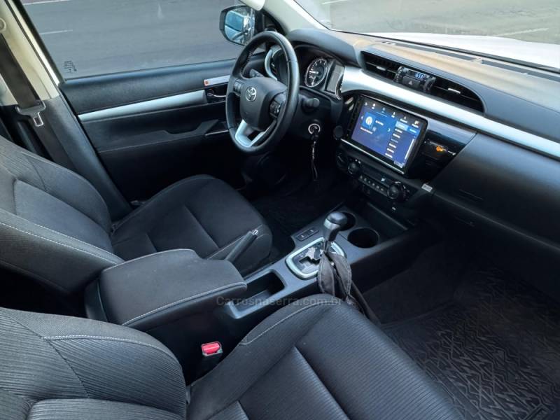 TOYOTA - HILUX - 2023/2024 - Branca - R$ 219.900,00
