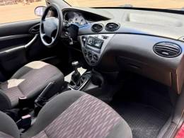 FORD - FOCUS - 2005/2005 - Vermelha - R$ 19.900,00