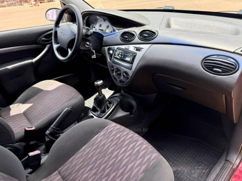 FORD - FOCUS - 2005/2005 - Vermelha - R$ 19.900,00