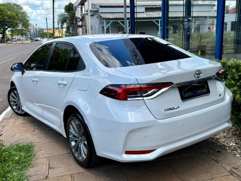 TOYOTA - COROLLA - 2022/2023 - Branca - R$ 132.900,00