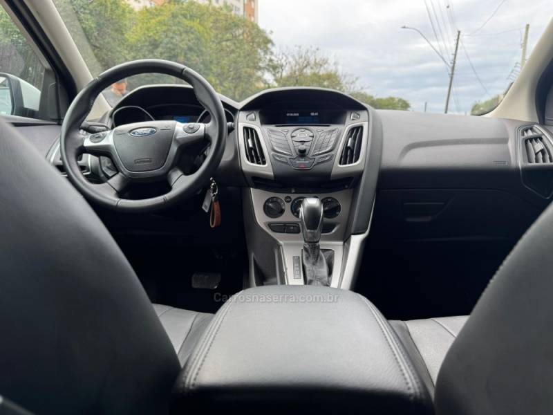 FORD - FOCUS - 2014/2015 - Branca - R$ 54.900,00
