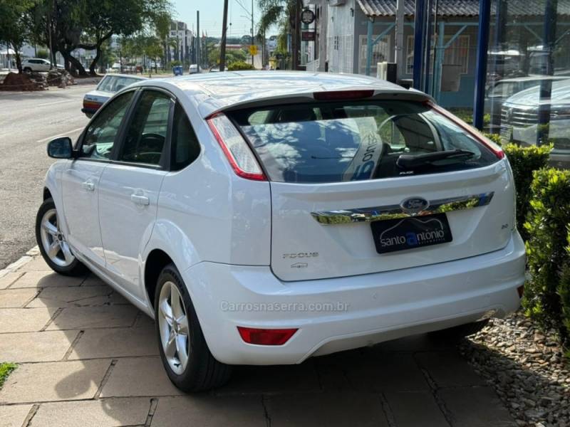 FORD - FOCUS - 2011/2011 - Branca - R$ 43.900,00