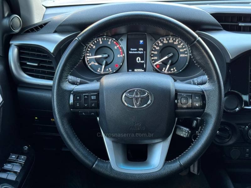 TOYOTA - HILUX - 2023/2024 - Branca - R$ 219.900,00