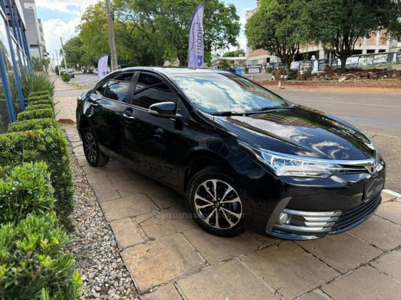 TOYOTA - COROLLA - 2017/2018 - Preta - R$ 89.900,00