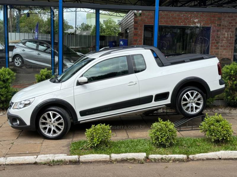 VOLKSWAGEN - SAVEIRO - 2012/2013 - Branca - R$ 58.900,00