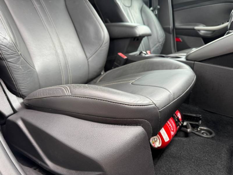FORD - FOCUS - 2014/2015 - Branca - R$ 54.900,00