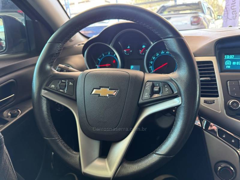 CHEVROLET - CRUZE - 2013/2014 - Preta - R$ 61.900,00