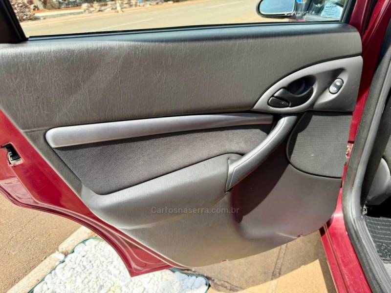 FORD - FOCUS - 2005/2005 - Vermelha - R$ 19.900,00