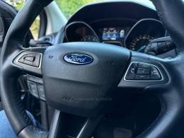 FORD - FOCUS - 2015/2016 - Preta - R$ 64.900,00