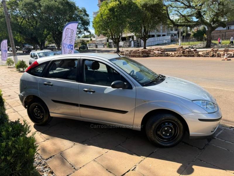 FORD - FOCUS - 2007/2008 - Prata - R$ 23.900,00