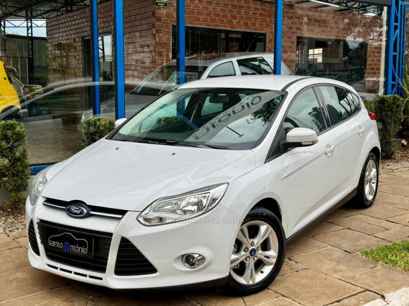 FORD - FOCUS - 2014/2015 - Branca - R$ 54.900,00