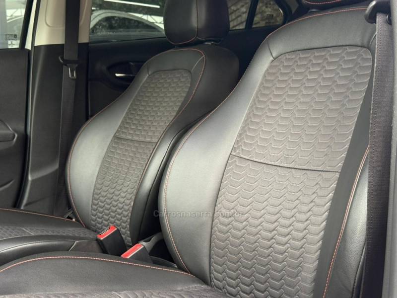 CHEVROLET - ONIX - 2017/2018 - Prata - R$ 65.900,00