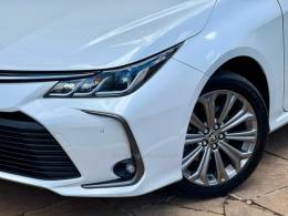 TOYOTA - COROLLA - 2022/2023 - Branca - R$ 132.900,00