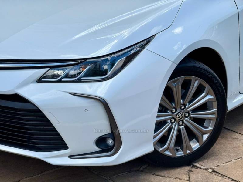 TOYOTA - COROLLA - 2022/2023 - Branca - R$ 132.900,00