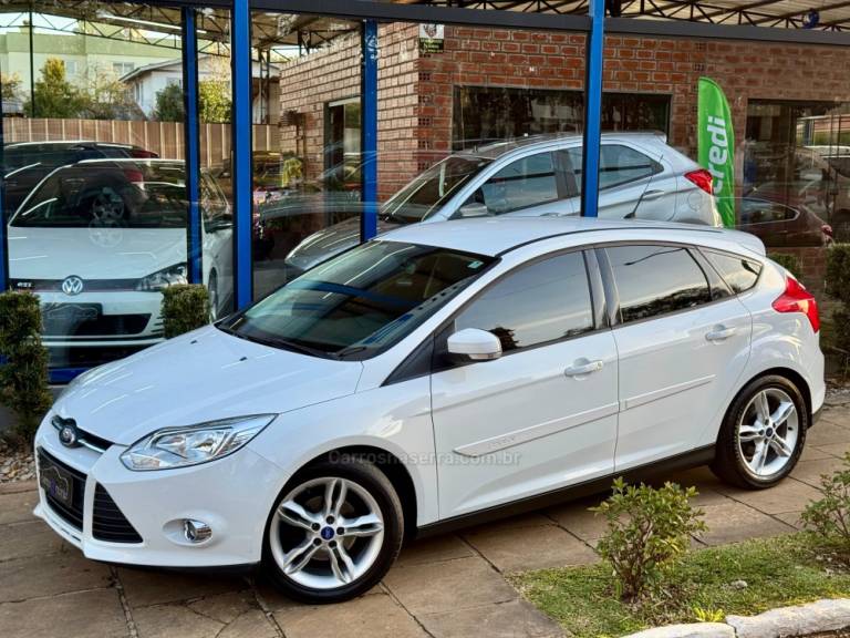 FORD - FOCUS - 2014/2015 - Branca - R$ 52.900,00