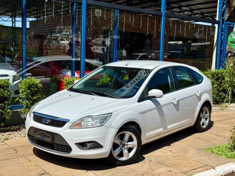 FORD - FOCUS - 2012/2013 - Branca - R$ 46.900,00