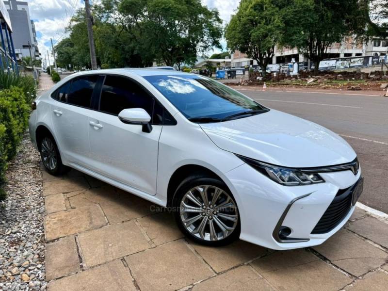 TOYOTA - COROLLA - 2022/2023 - Branca - R$ 132.900,00