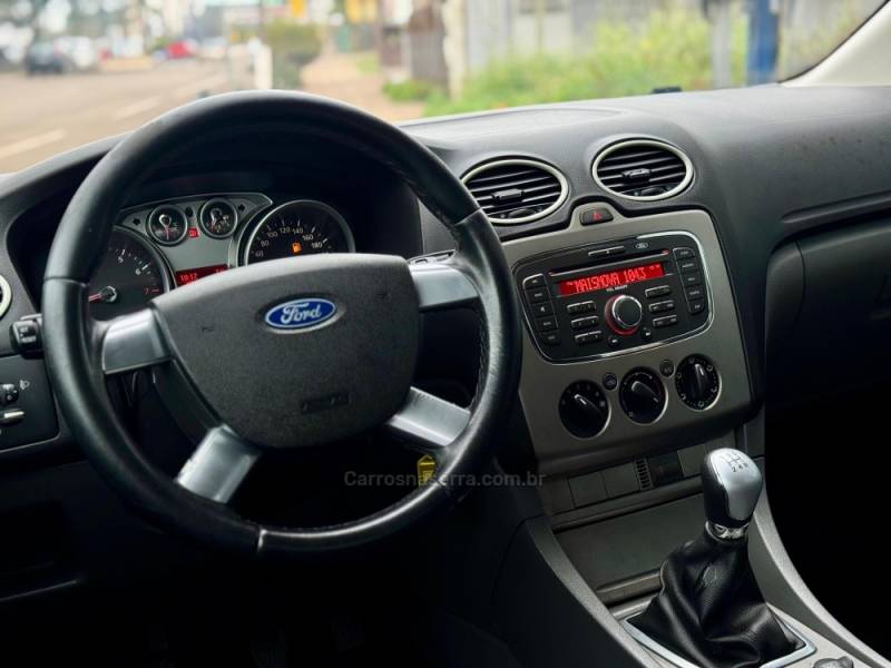FORD - FOCUS - 2011/2012 - Prata - R$ 41.900,00