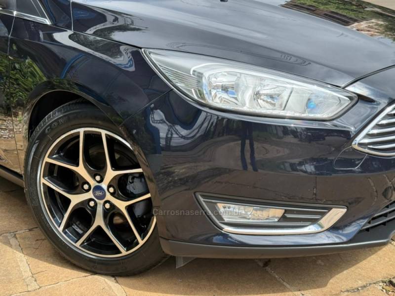 FORD - FOCUS - 2015/2016 - Preta - R$ 64.900,00