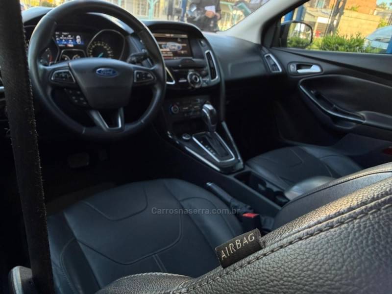 FORD - FOCUS - 2015/2016 - Preta - R$ 64.900,00