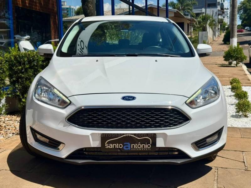 FORD - FOCUS - 2017/2018 - Branca - R$ 72.900,00