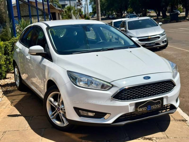 FORD - FOCUS - 2017/2018 - Branca - R$ 72.900,00