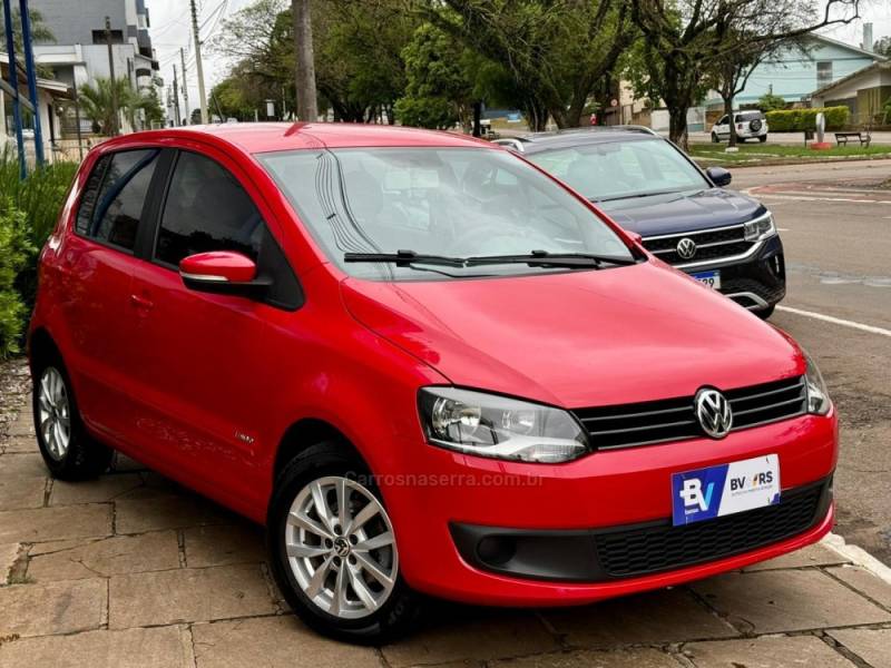 VOLKSWAGEN - FOX - 2013/2014 - Vermelha - R$ 43.900,00