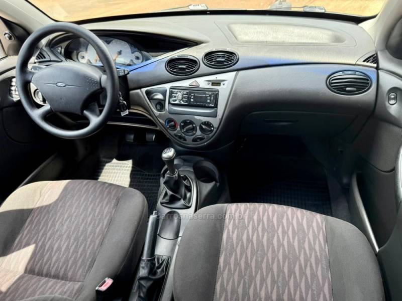 FORD - FOCUS - 2005/2005 - Vermelha - R$ 19.900,00