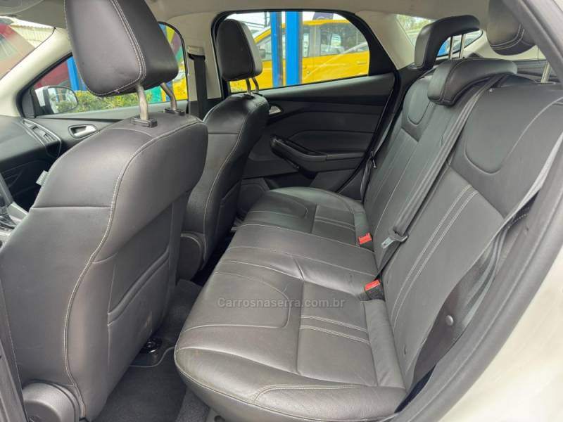 FORD - FOCUS - 2014/2015 - Branca - R$ 54.900,00