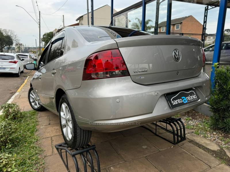 VOLKSWAGEN - VOYAGE - 2012/2013 - Dourada - R$ 39.900,00