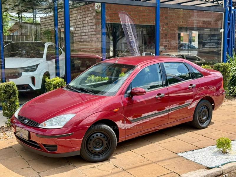 FORD - FOCUS - 2005/2005 - Vermelha - R$ 19.900,00