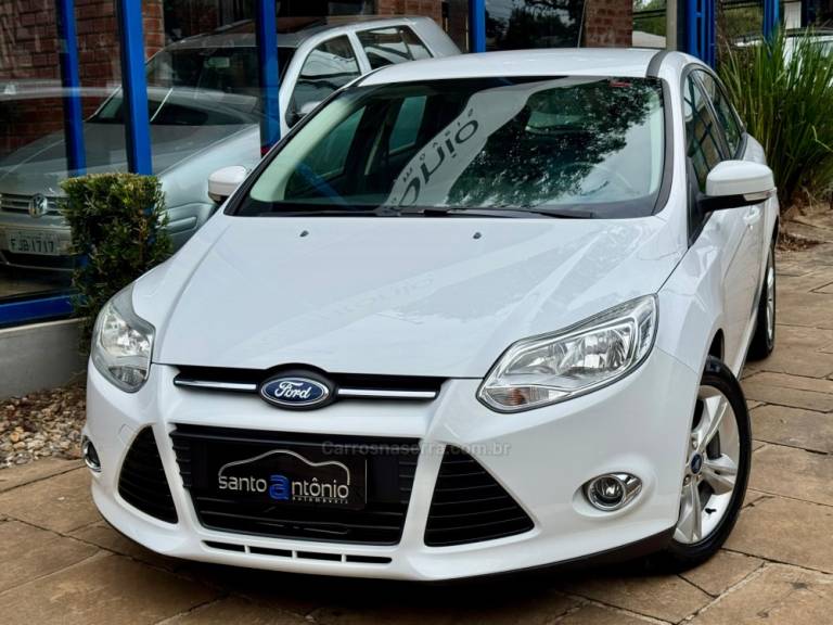 FORD - FOCUS - 2014/2015 - Branca - R$ 54.900,00