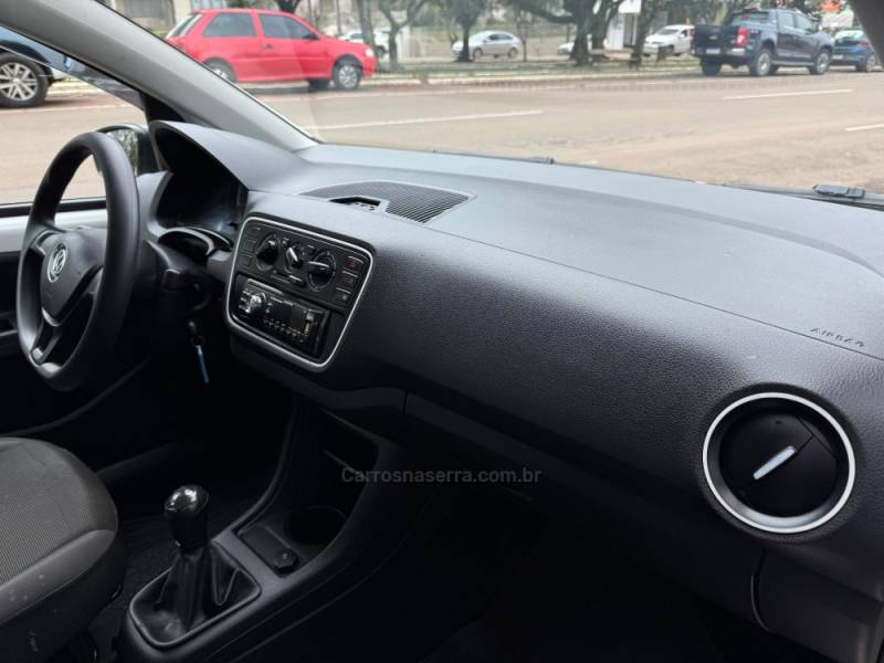 VOLKSWAGEN - UP - 2017/2018 - Branca - R$ 46.900,00