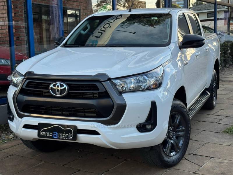 TOYOTA - HILUX - 2023/2024 - Branca - R$ 219.900,00