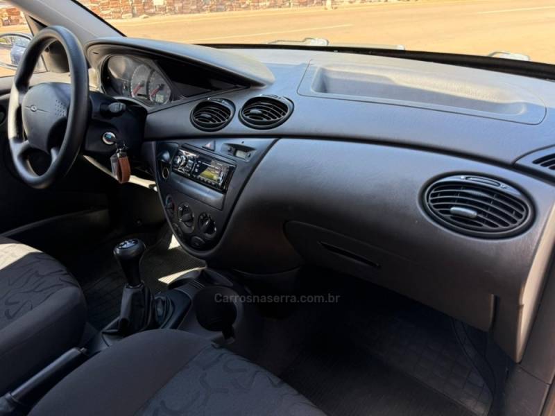 FORD - FOCUS - 2007/2008 - Prata - R$ 23.900,00