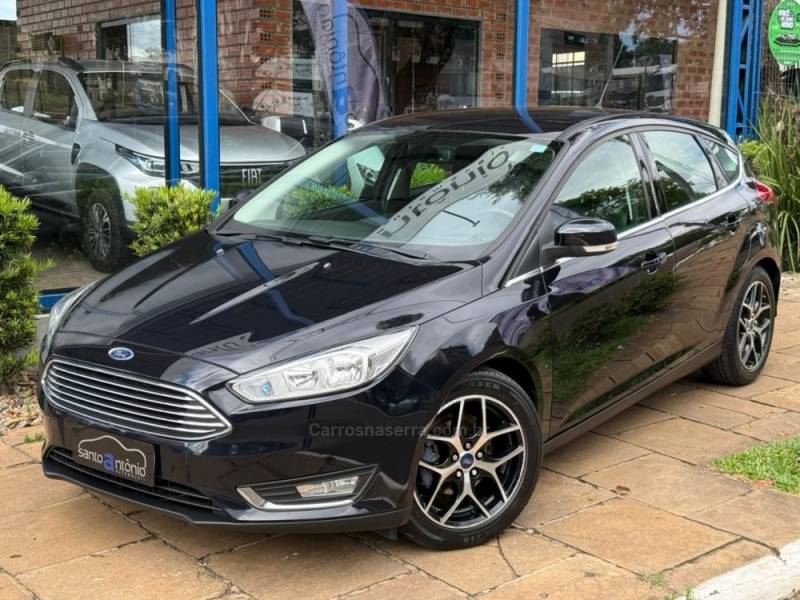 FORD - FOCUS - 2015/2016 - Preta - R$ 64.900,00